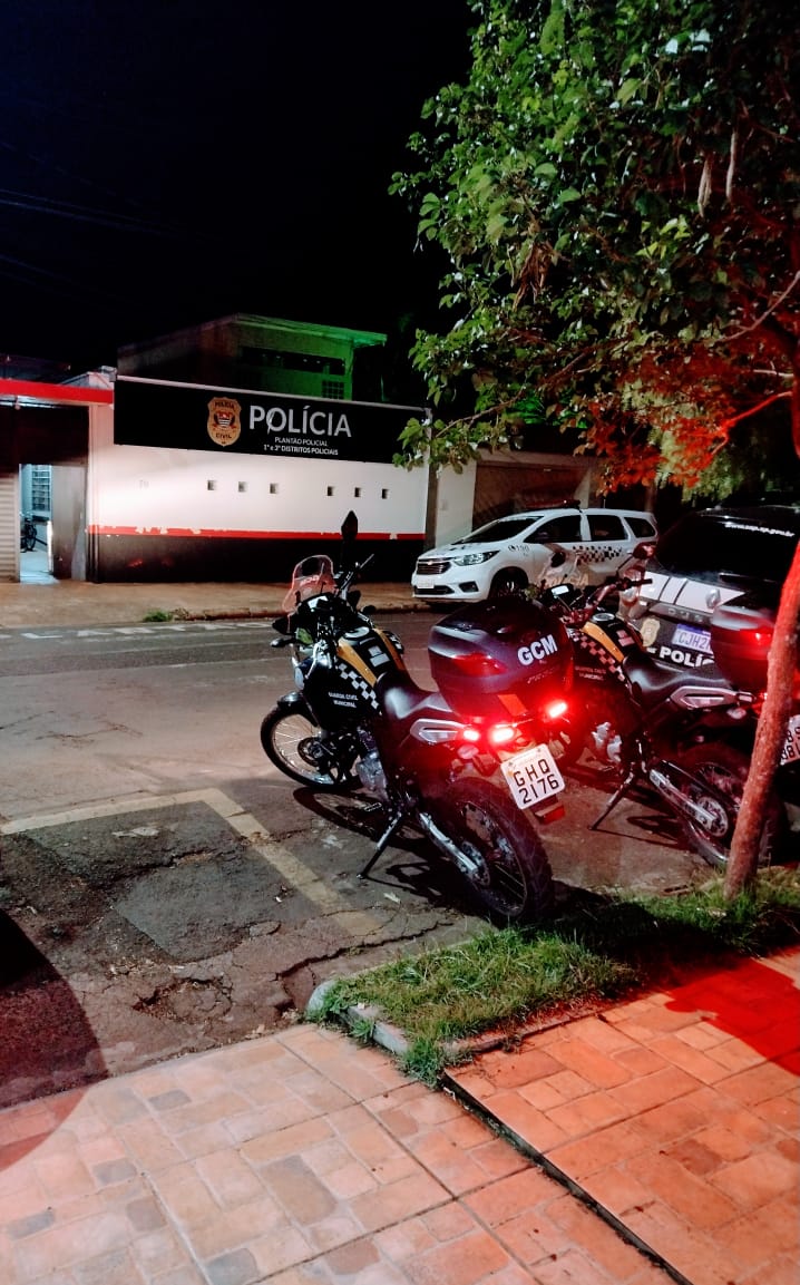 Homem foi levado ao Plantão Policial e ratificada a voz de prisão; ele era foragido da justiça